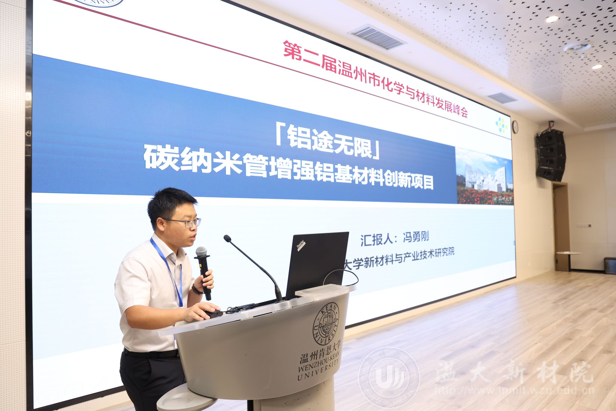 3D758